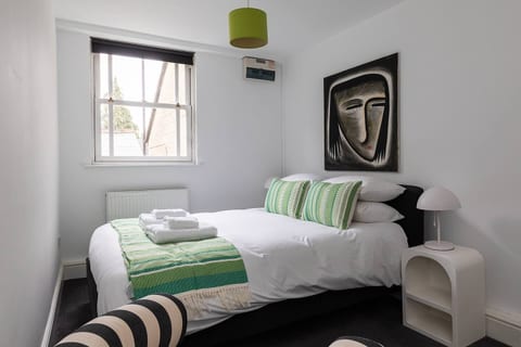 Old Farmhouse - Brand New Apartment - Free Parking - Central Bath