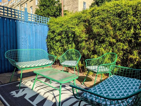 Old Farmhouse - Brand New Apartment - Free Parking - Central Bath