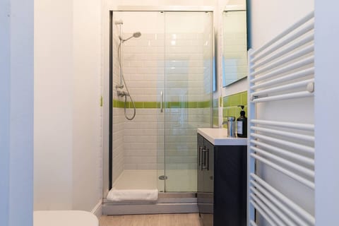 Old Farmhouse - Brand New Apartment - Free Parking - Central Bath