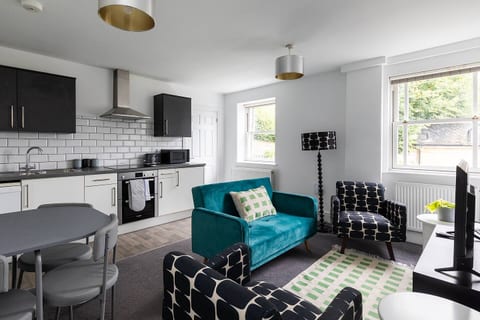 Old Farmhouse - Brand New Apartment - Free Parking - Central Bath
