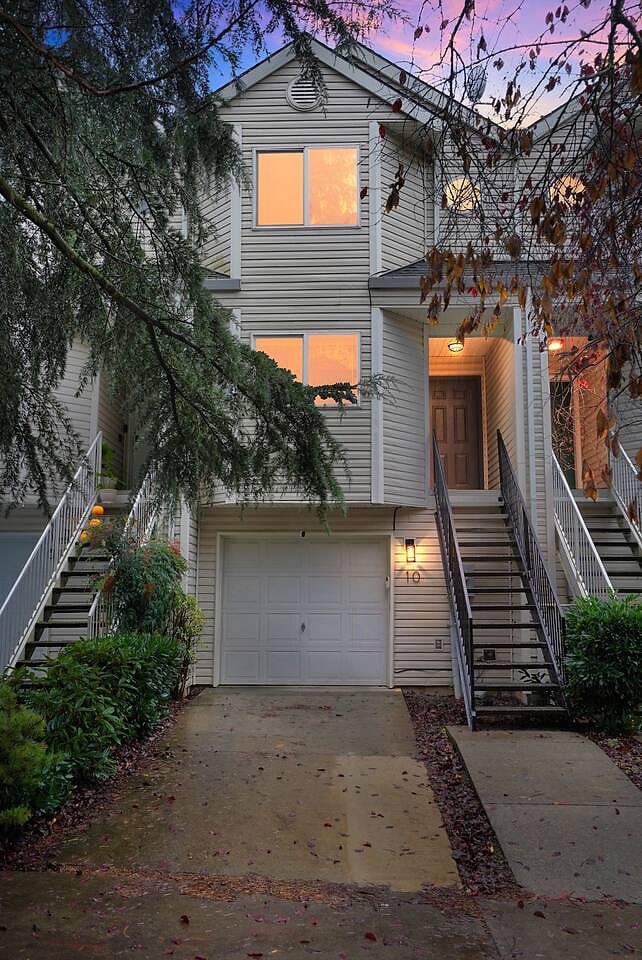 Walk-In Serenity 5 minwalk to MAX, Mall 205 with balcony - backyard