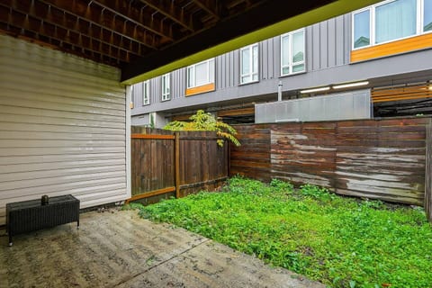 Walk-In Serenity 5 minwalk to MAX, Mall 205 with balcony - backyard