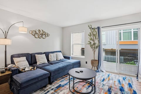 Walk-In Serenity 5 minwalk to MAX, Mall 205 with balcony - backyard