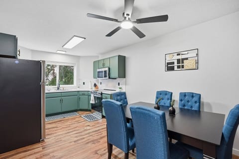 Walk-In Serenity 5 minwalk to MAX, Mall 205 with balcony - backyard