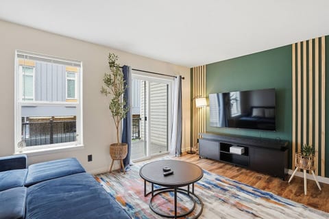 Walk-In Serenity 5 minwalk to MAX, Mall 205 with balcony - backyard