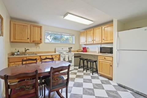 Cozy 3 Bedroom Home | close to UVU and BYU
