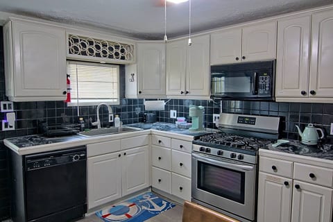 Cozy 2BR Duplex Close to Downtown & Beach/Sleeps 6