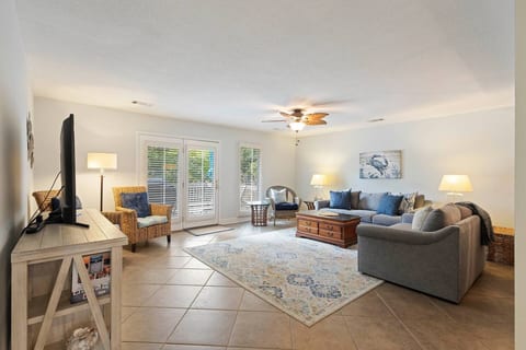 3 bdr, Easy Walk to Beach, Pickleball Tennis, Golf