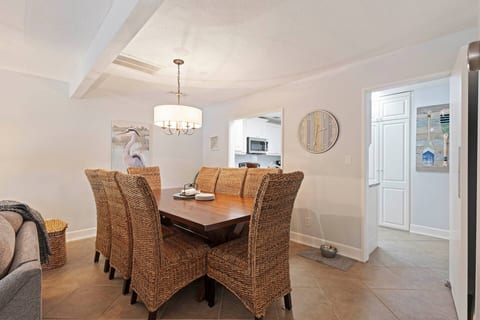 3 bdr, Easy Walk to Beach, Pickleball Tennis, Golf