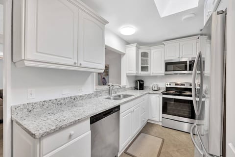 3 bdr, Easy Walk to Beach, Pickleball Tennis, Golf