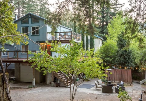 Redwoods getaway w/ decks & fenced yard