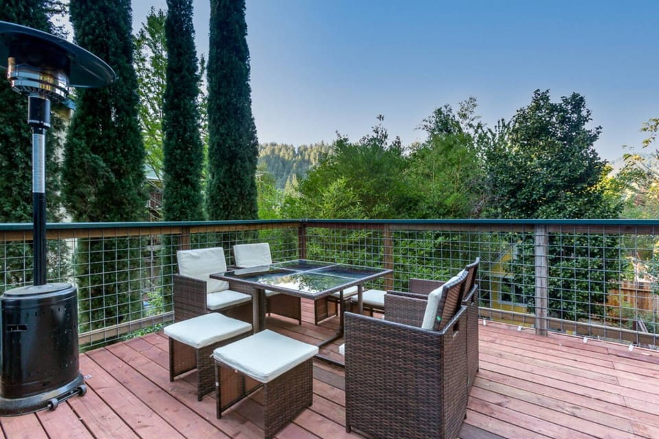 Redwoods getaway w/ decks & fenced yard - Guerneville