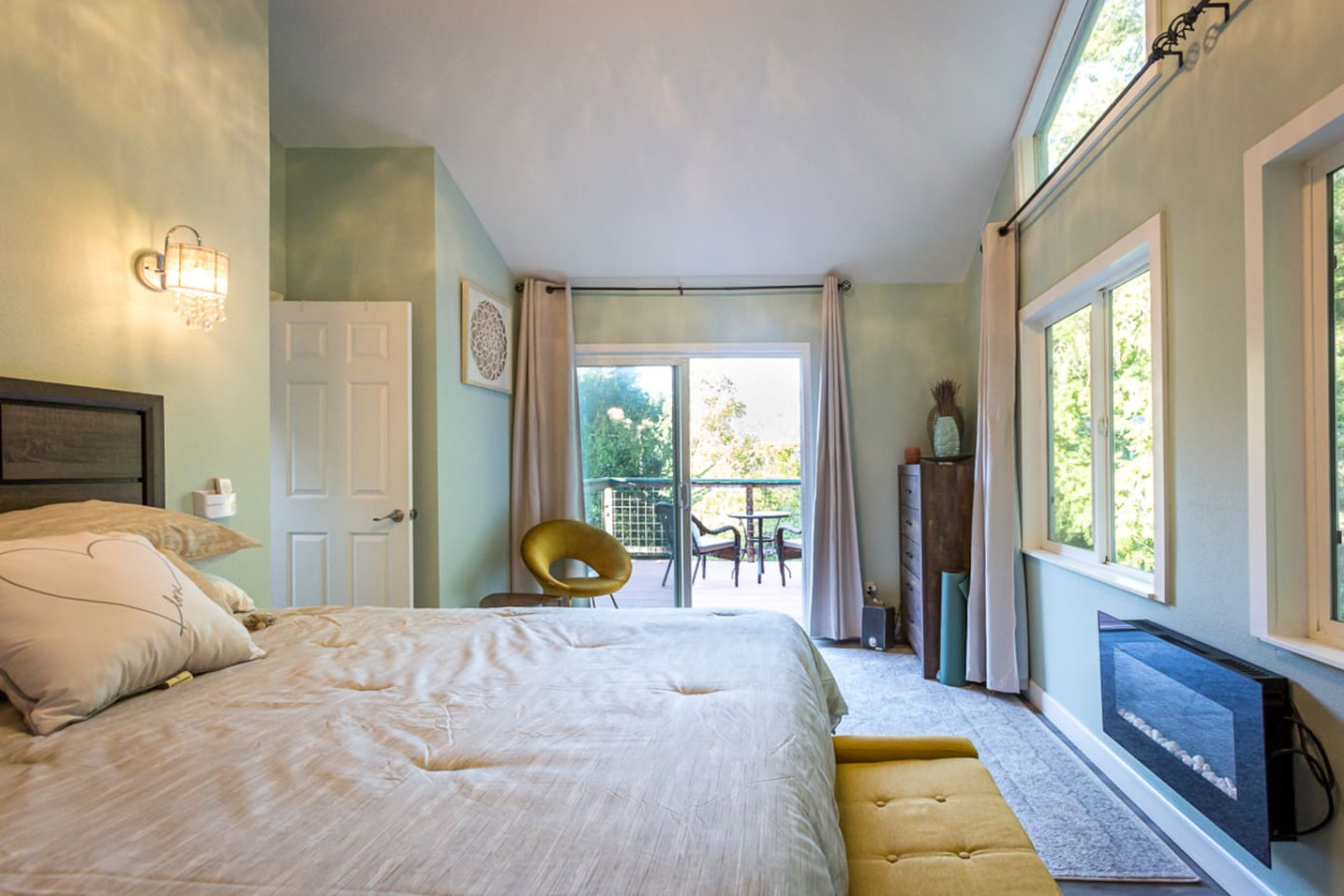 redwoods-getaway-w-decks-and-fenced-yard/