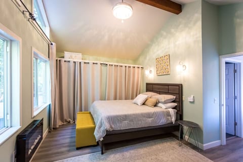Redwoods getaway w/ decks & fenced yard