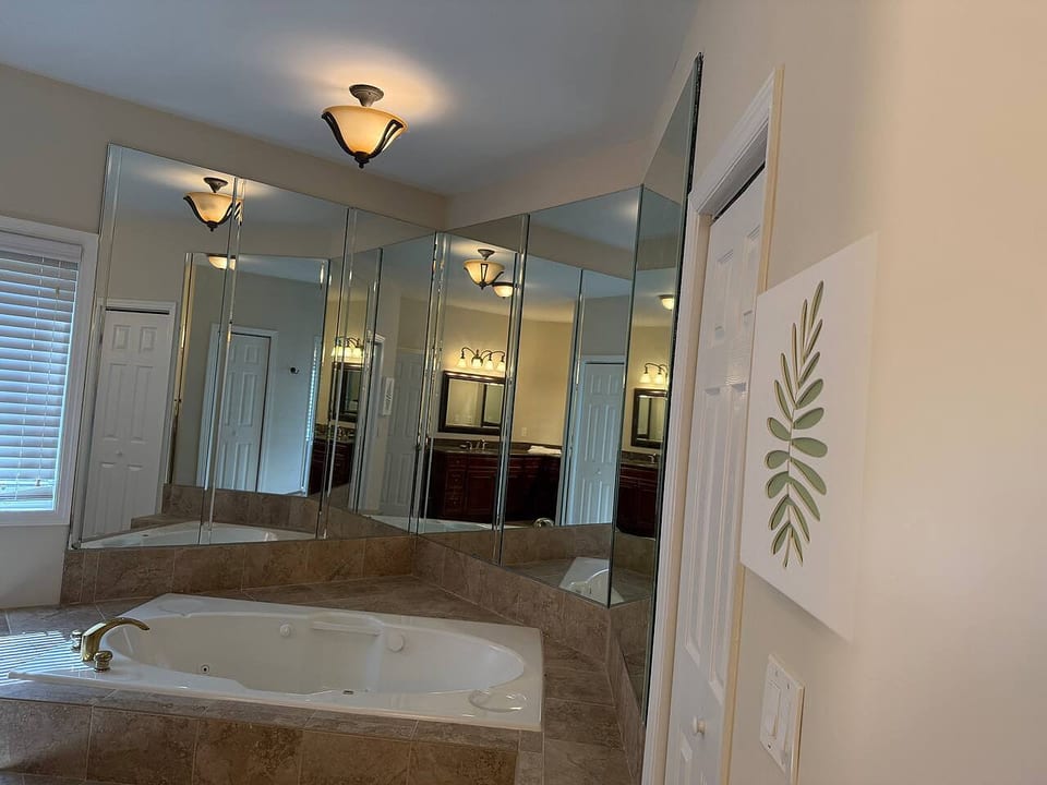 Dockside Retreat on Lake Lanier • Stay, Swim, Ski - Gainesville