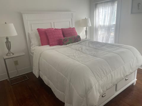 Charming Downtown Newport Rental