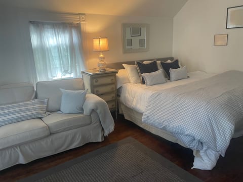 Charming Downtown Newport Rental