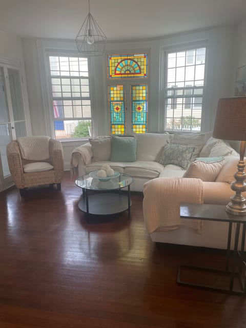 Charming Downtown Newport Rental