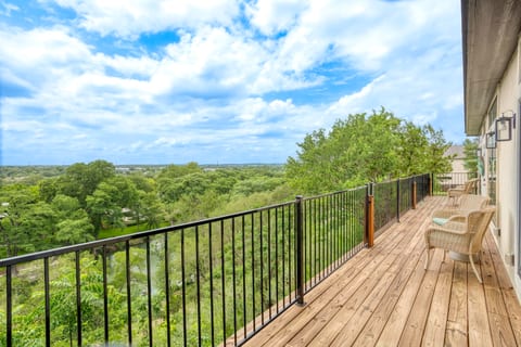 Expansive deck with panoramic treetop views—perfect for sunrise coffee.