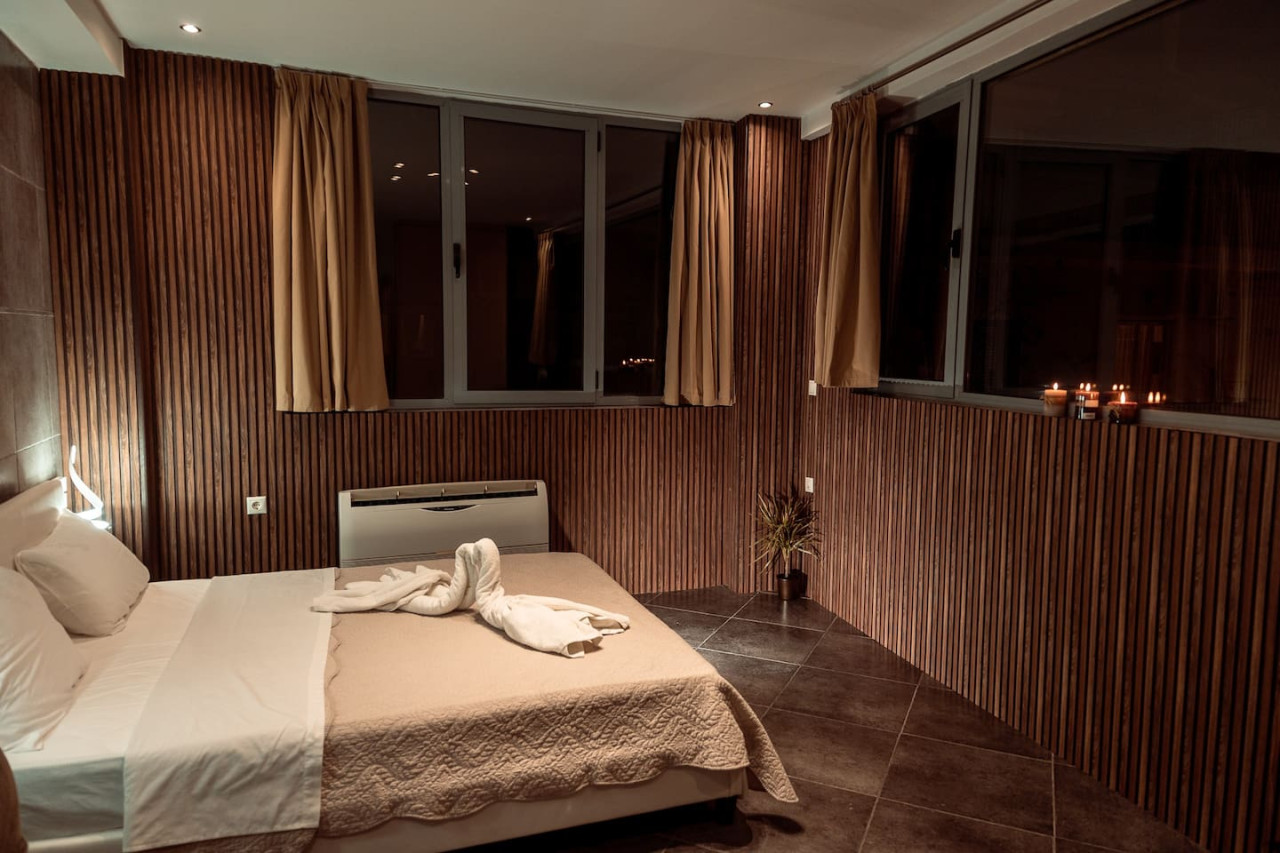 parthenon-portrait-lux-apartment/