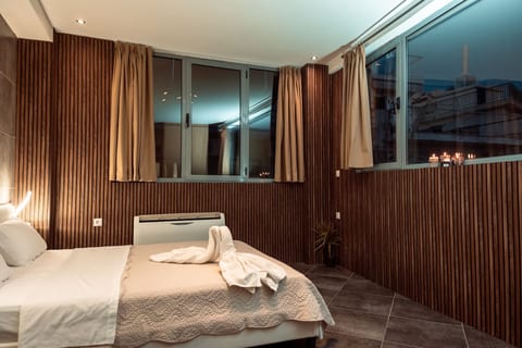 Parthenon Portrait Lux Apartment