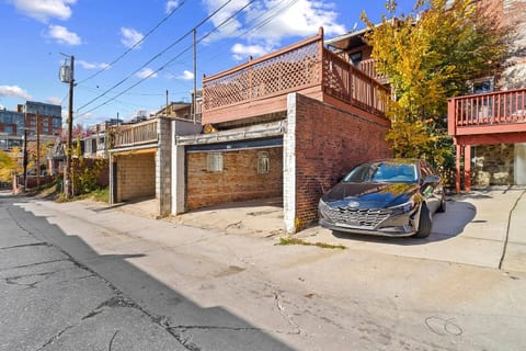 Spacious Baltimore Stay Near JHU• Deck & Parking