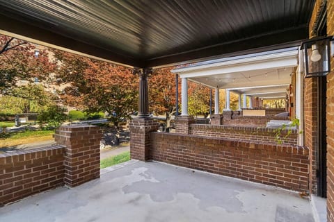 Spacious Baltimore Stay Near JHU• Deck & Parking
