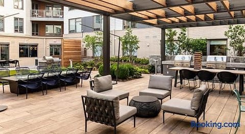 Chic & Cloudy 1BR | Arlington| Steps to Mall/Metro