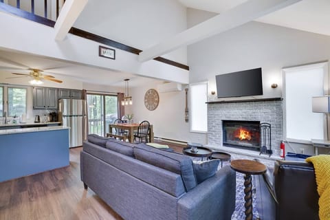 Dreamy LakeHouse: Fireplace, Firepit & PetFriendly
