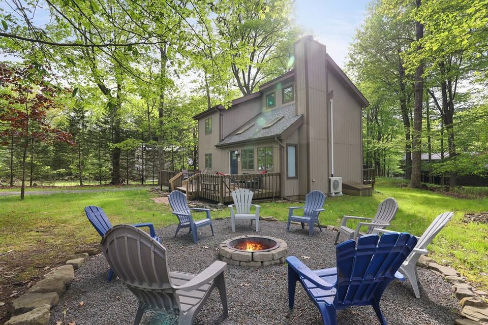 Dreamy LakeHouse: Fireplace, Firepit & PetFriendly - Tobyhanna