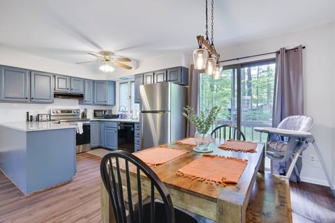 Dreamy LakeHouse: Fireplace, Firepit & PetFriendly
