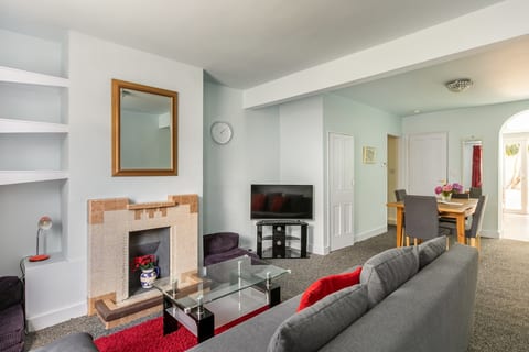 Deal-Spacious Cottage £1900 per month pet friendly image 1