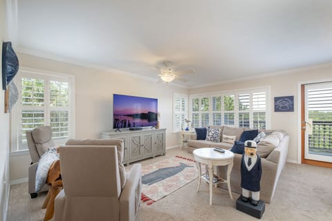 Spacious and Bright Living Room