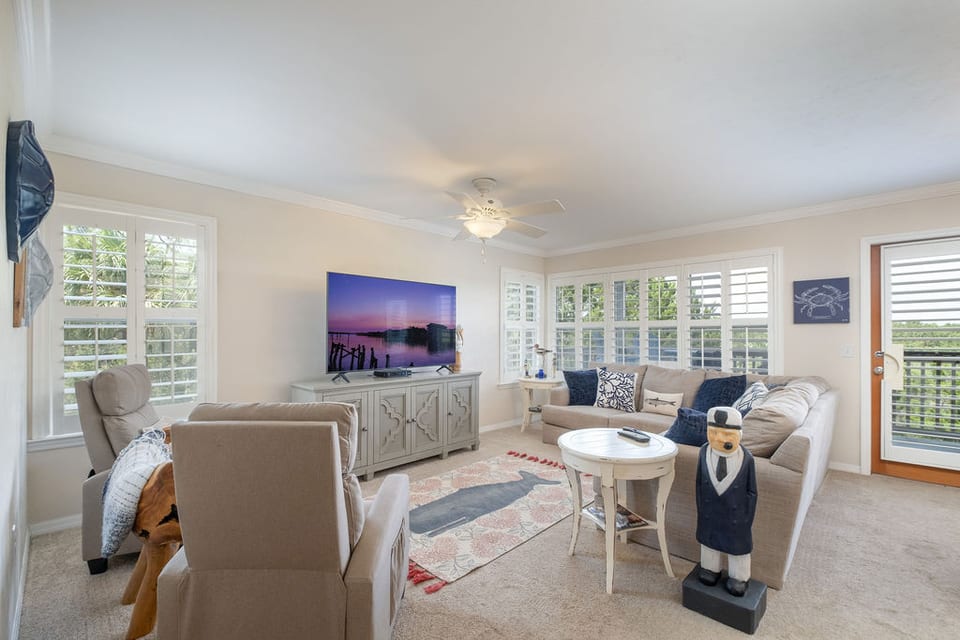 Spacious and Bright Living Room