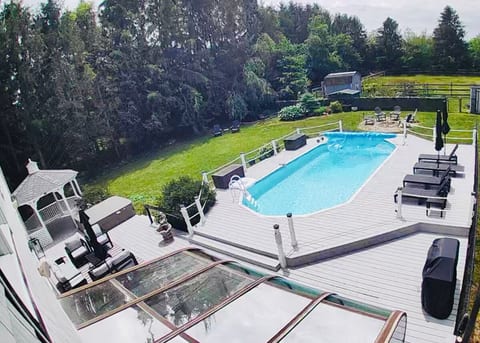Spacious & Renovated Summer Home with Pool&Hot tub image 3