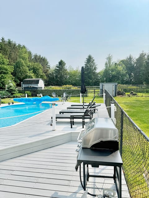 Spacious & Renovated Summer Home with Pool&Hot tub image 2