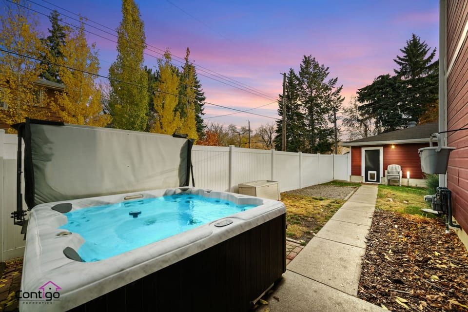 Urban Haven | Near DT | Hot Tub | AC | PetFriendly - Edmonton