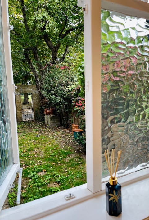 Elegant Central London apartment image 5
