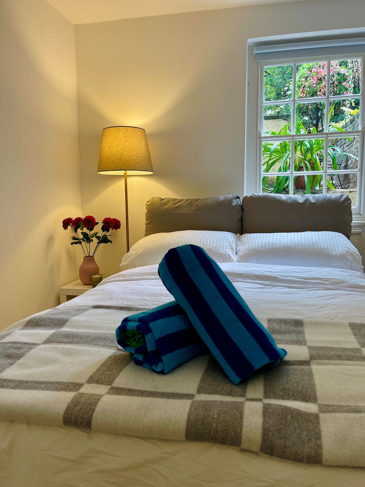 Elegant Central London apartment image 1