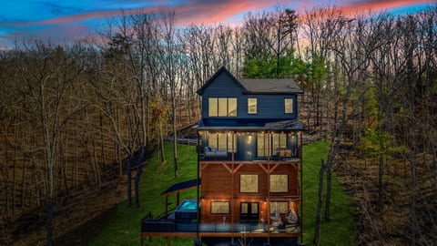 Welcome to your ultimate mountain getaway! This brand-new, spacious cabin is designed for large groups, comfortably sleeping up to 24 guests. Nestled in the heart of nature, it offers the perfect blend of relaxation and adventure.
