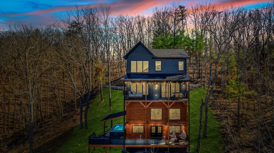 Welcome to your ultimate mountain getaway! This brand-new, spacious cabin is designed for large groups, comfortably sleeping up to 24 guests. Nestled in the heart of nature, it offers the perfect blend of relaxation and adventure.