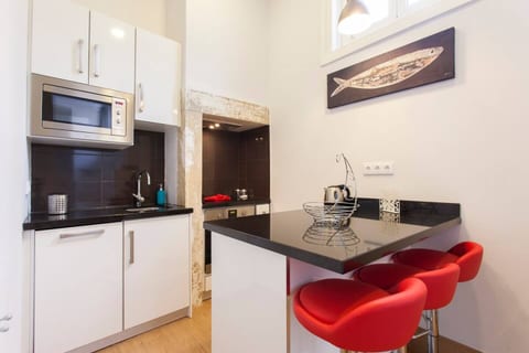 Kitchen: Sleek design meets vibrant seating for your culinary adventures in Lisbon!