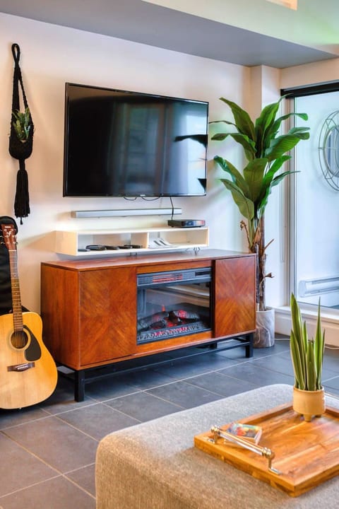 Modern Loft - 3BEDS - Free Parking & Fast WIFI