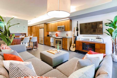 Modern Loft - 3BEDS - Free Parking & Fast WIFI
