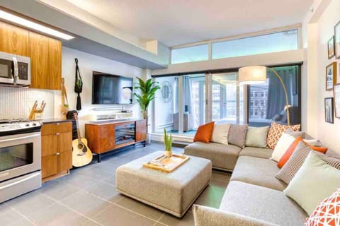 Modern Loft - 3BEDS - Free Parking & Fast WIFI