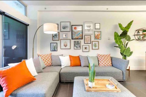 Modern Loft - 3BEDS - Free Parking & Fast WIFI