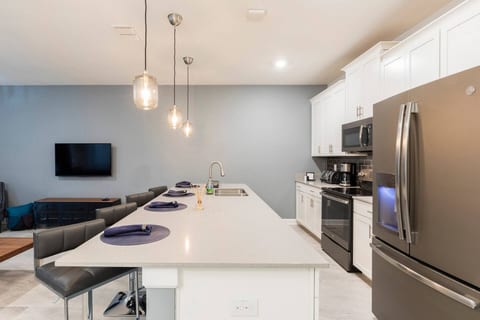 Modern 4BR Resort Home- Private Pool- Sleeps 8