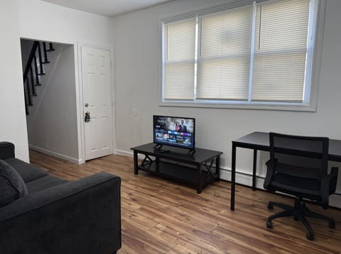 Private house with 4 bedrooms 2 bathrooms, NYC direct bus 1 block away, MetLife Stadium World Cup 30 minutes away