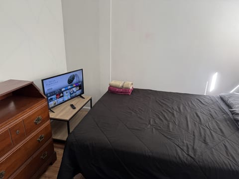 Private house with 4 bedrooms 2 bathrooms, NYC direct bus 1 block away, MetLife Stadium World Cup 30 minutes away