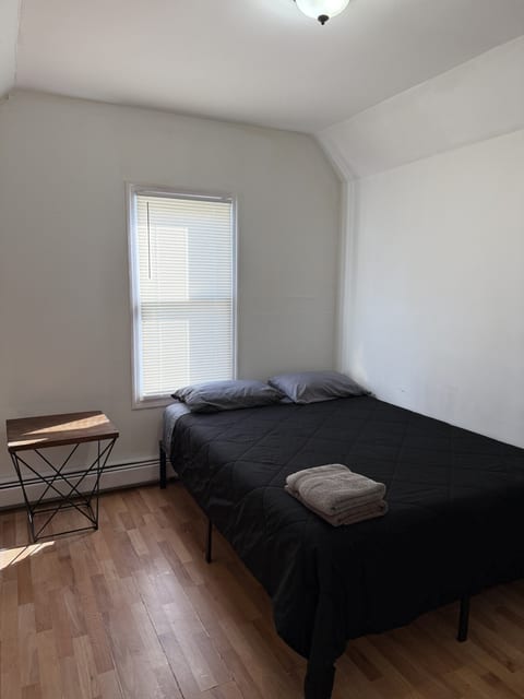 Private house with 4 bedrooms 2 bathrooms, NYC direct bus 1 block away, MetLife Stadium World Cup 30 minutes away